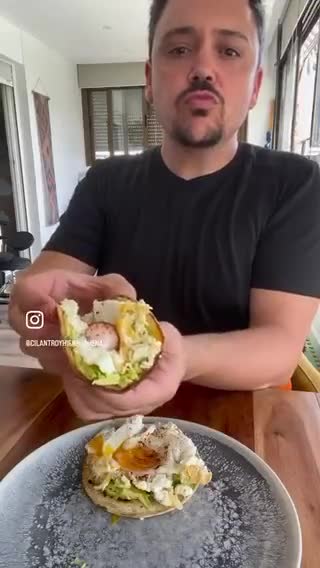 Foto del paso 3 de la receta: Huevos fritos en queso feta (receta viral Tik Tok)