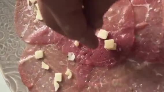 Foto del paso 5 de la receta: Carpaccio de vacuno con salsita de limón y parmesano