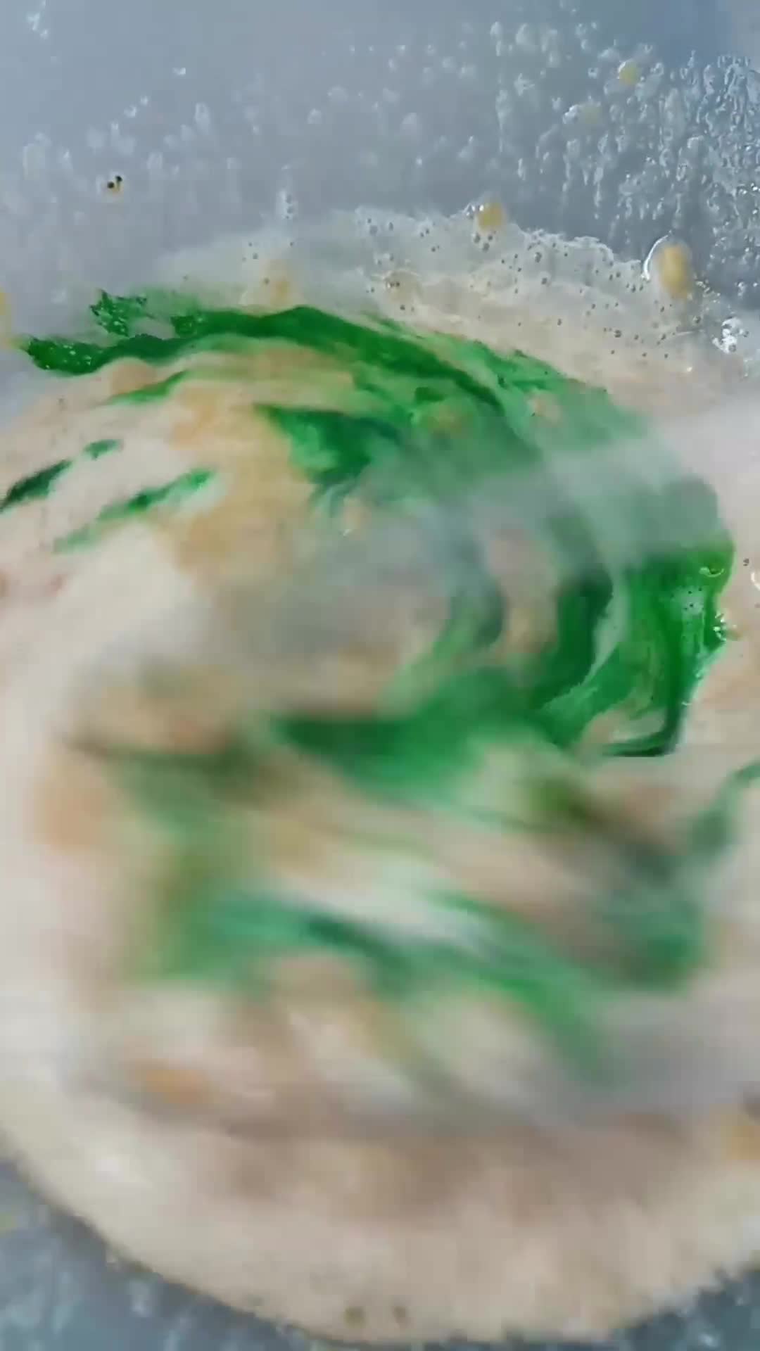 Foto langkah ke 3 dari resep Bolu Kukus Pisang Pandan 1 Telur.