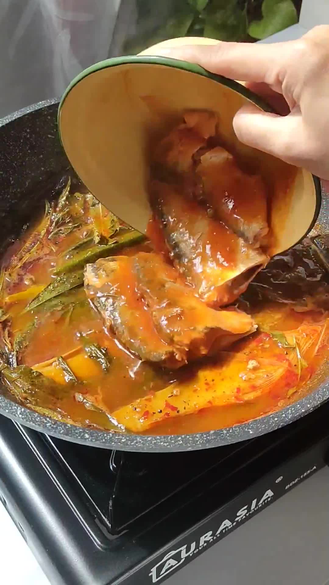 Gambar langkah 6 resipi Asam Pedas Ikan Sardin.