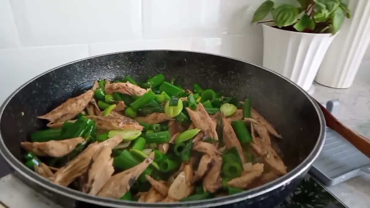 Foto langkah ke 4 dari resep Tumis tuna bunga bawang.