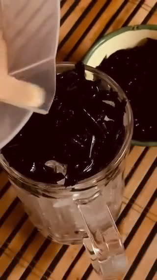 Gambar langkah 3 resipi Teh Ais Cincau Kaw.