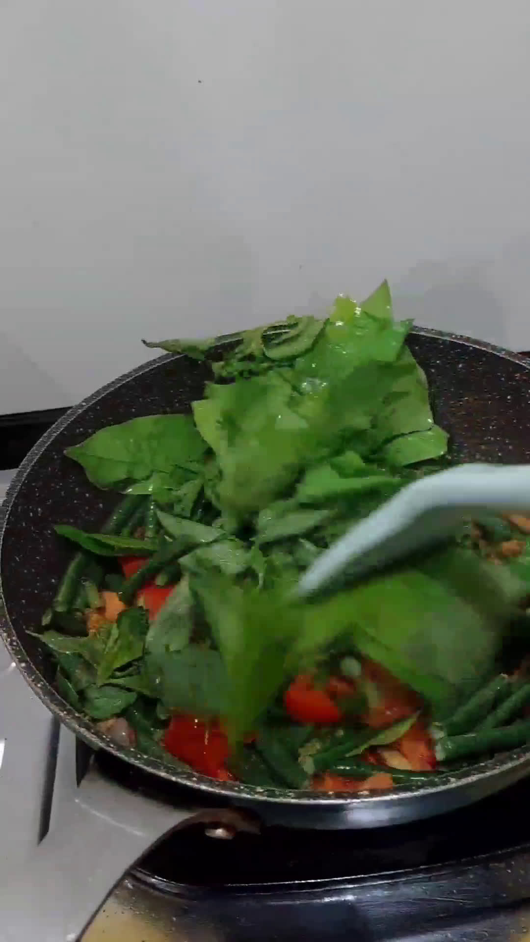 Foto langkah ke 2 dari resep 256. Tumis kacang panjang,tempe daun so, kemangi.