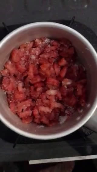 Foto langkah ke 3 dari resep Korean Strawberry Milk.