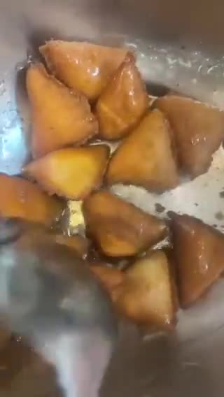 صورة لخطوة 7 من وصفة -حلا مثلثات السميد بالجبن 🥠😋!