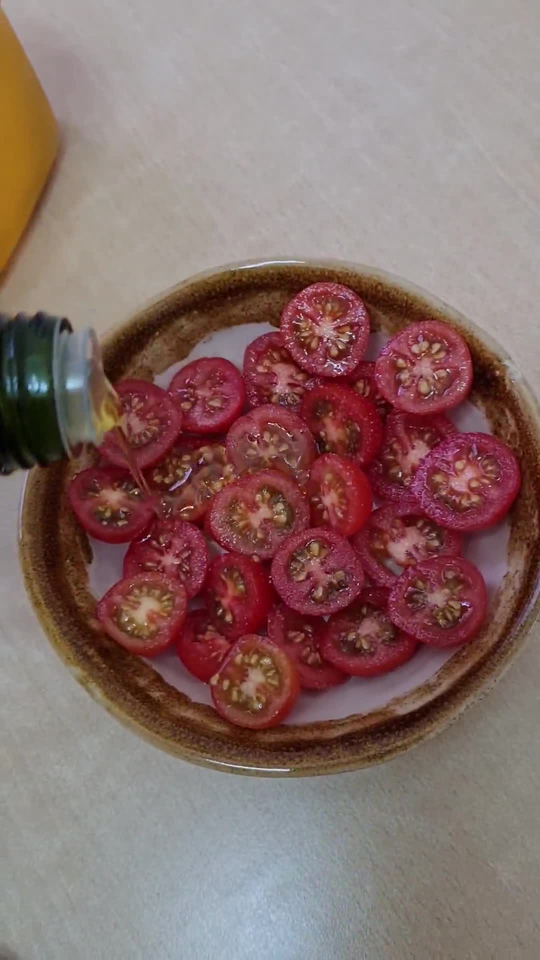 Foto del paso 3 de la receta: Ensalada de tomatitos cherry y lupines (altramuces) "Tres S" 🍅 sencilla, sabrosa, saludable