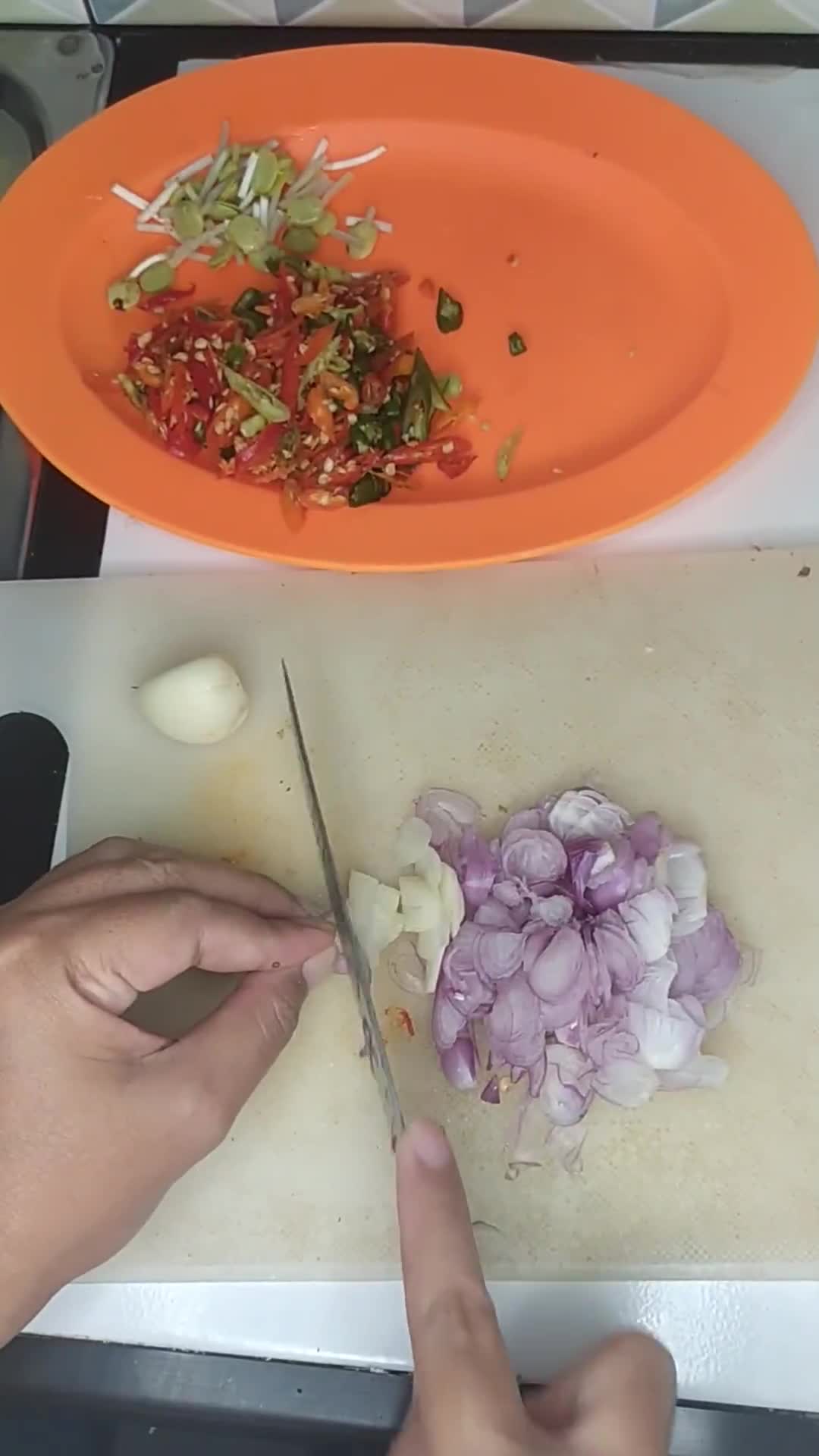 Foto langkah ke 2 dari resep Oseng ikan peda.