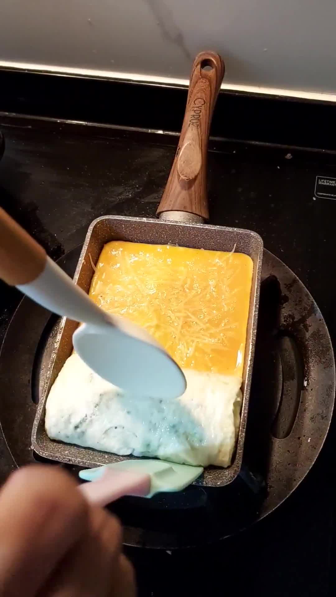 Foto langkah ke 5 dari resep Dadar Telur Gulung Isi Keju.