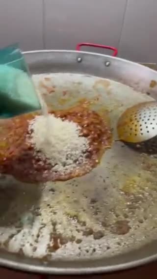 Foto del paso 4 de la receta: Paella de calamar con alcachofas, ajos tiernos y trigueros 🦑 🥘