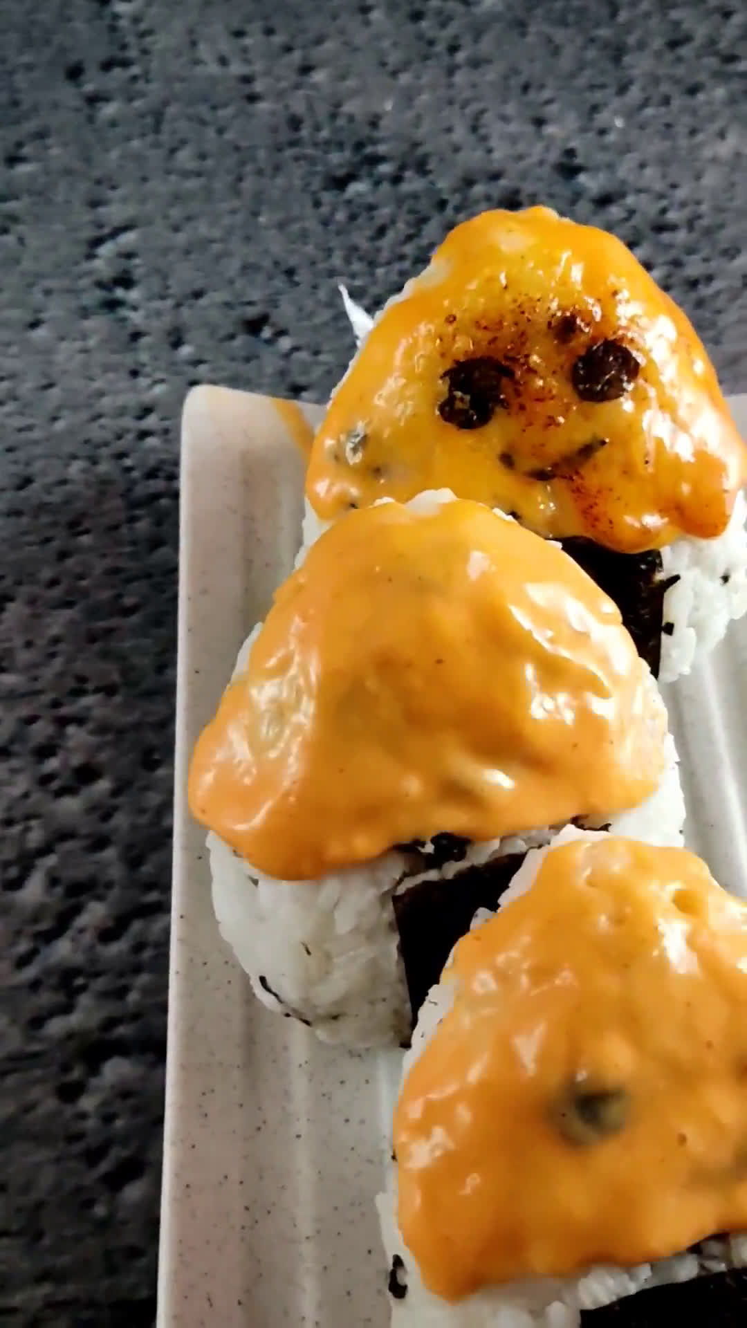 Foto langkah ke 7 dari resep Tuna Mentai Onigiri.