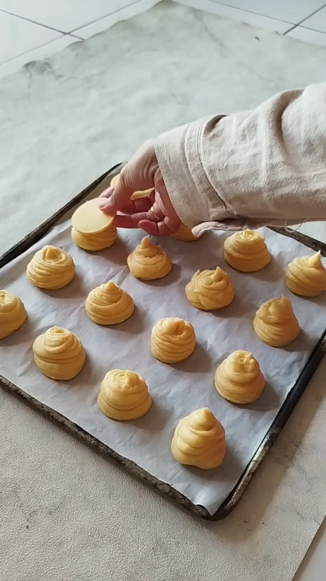 Foto langkah ke 7 dari resep Choux Au Craquelin.