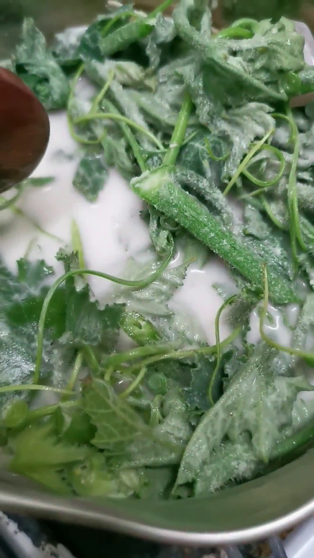 Gambar langkah 3 resipi Pucuk Labu Masak Lemak Putih.