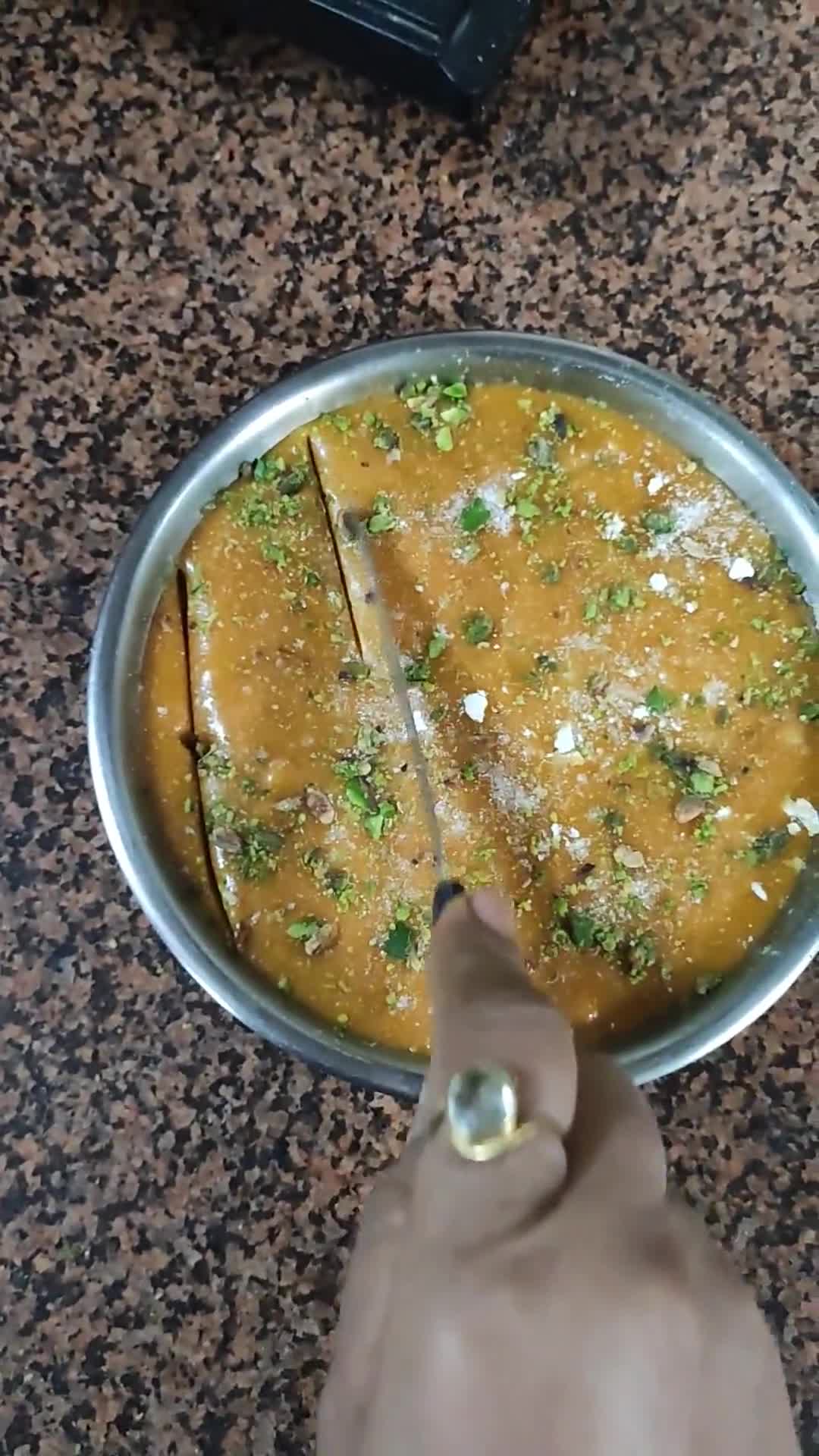 केसर मावा बर्फी(kesar mawa barfi recipe in hindi) रेसिपी चरण 3 फोटो