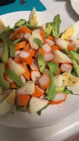 Foto del paso 7 de la receta: Ensalada de rúcula, surimi, paraguaya, aguacate y huevo