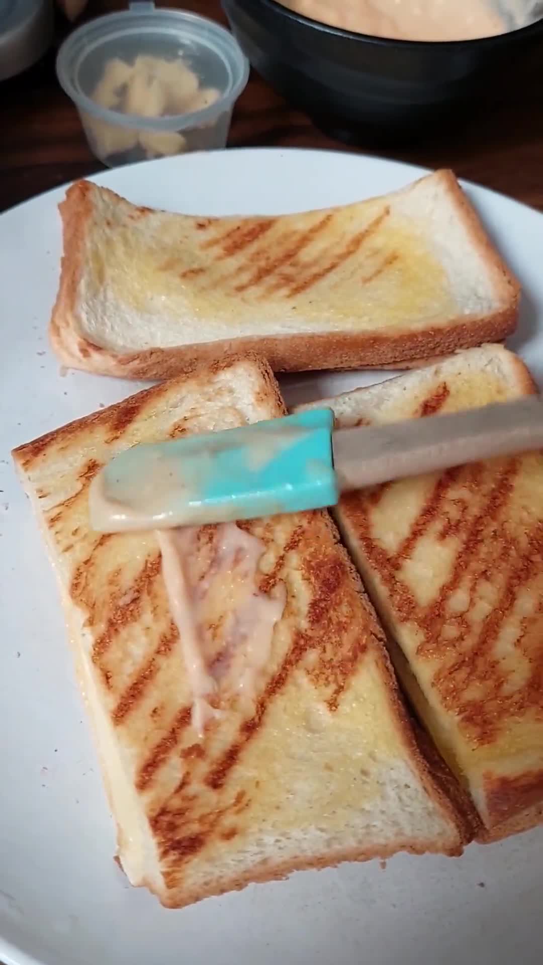Foto langkah ke 5 dari resep Roti Abon Keju.