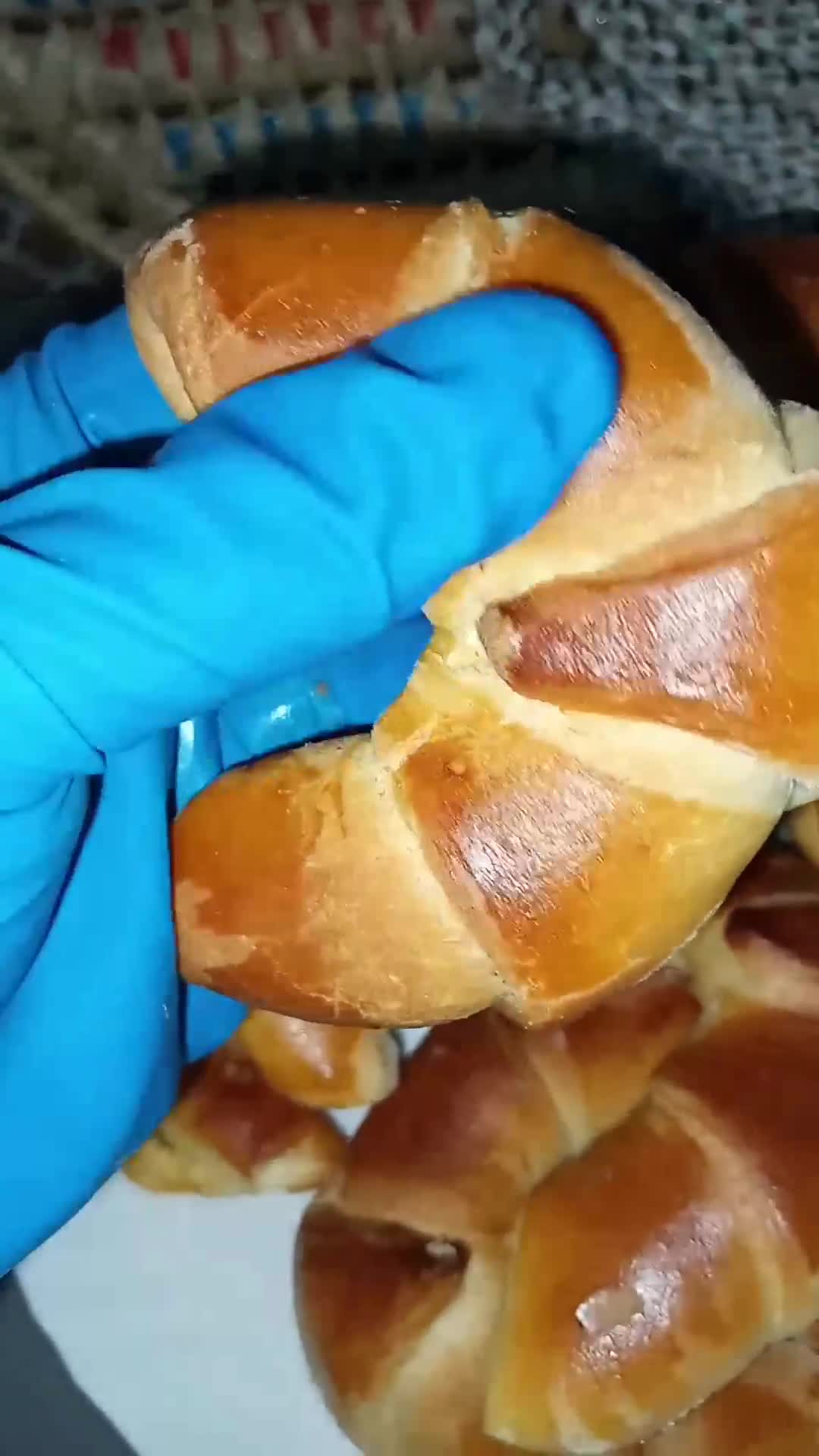 صورة لخطوة 1 من وصفة كرواصة هشة كالقطن بدون زبدة وبدون بيض وبدون عجينة مورقة 🥐