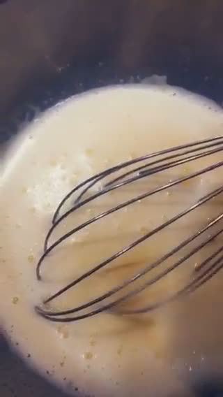 صورة لخطوة 3 من وصفة بسبوسة سهلة ولذيذة 😋🥧
