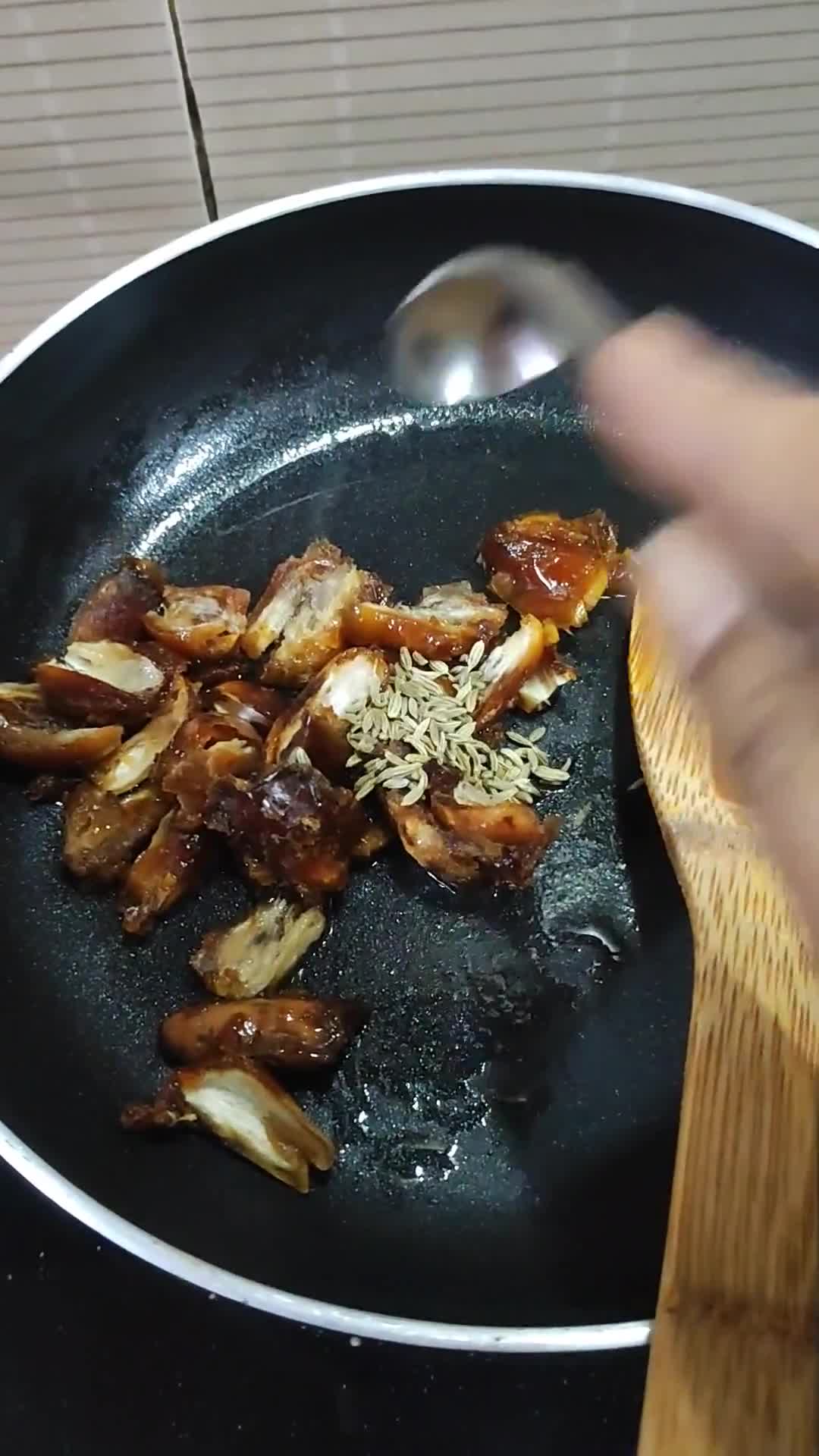 खजूर वाला दूध (Khajoor wala doodh recipe in hindi) रेसिपी चरण 1 फोटो