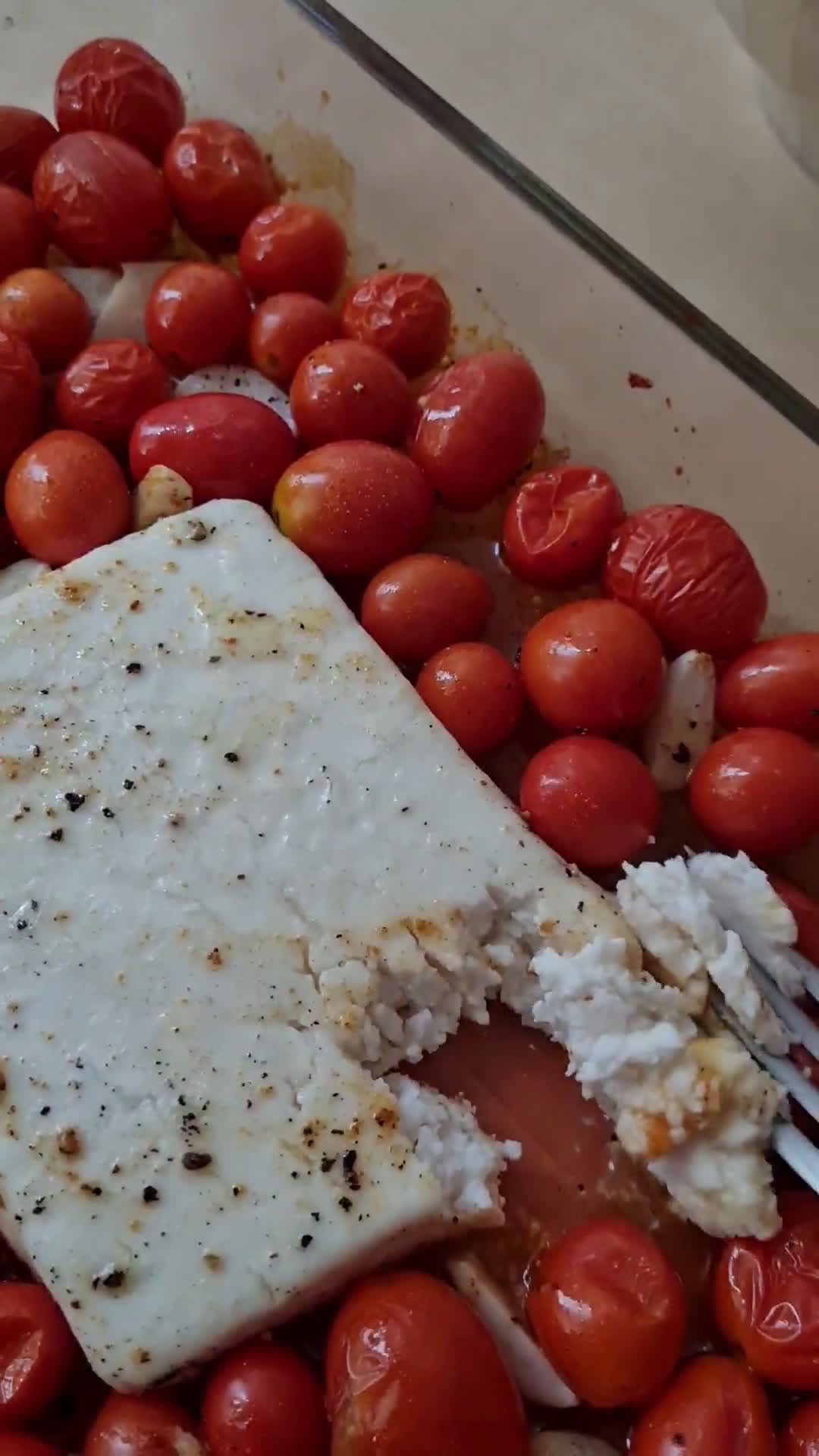 Foto del paso 3 de la receta: Pasta con queso feta y cherries al horno 🇫🇮 Uunifetapasta 🇫🇮