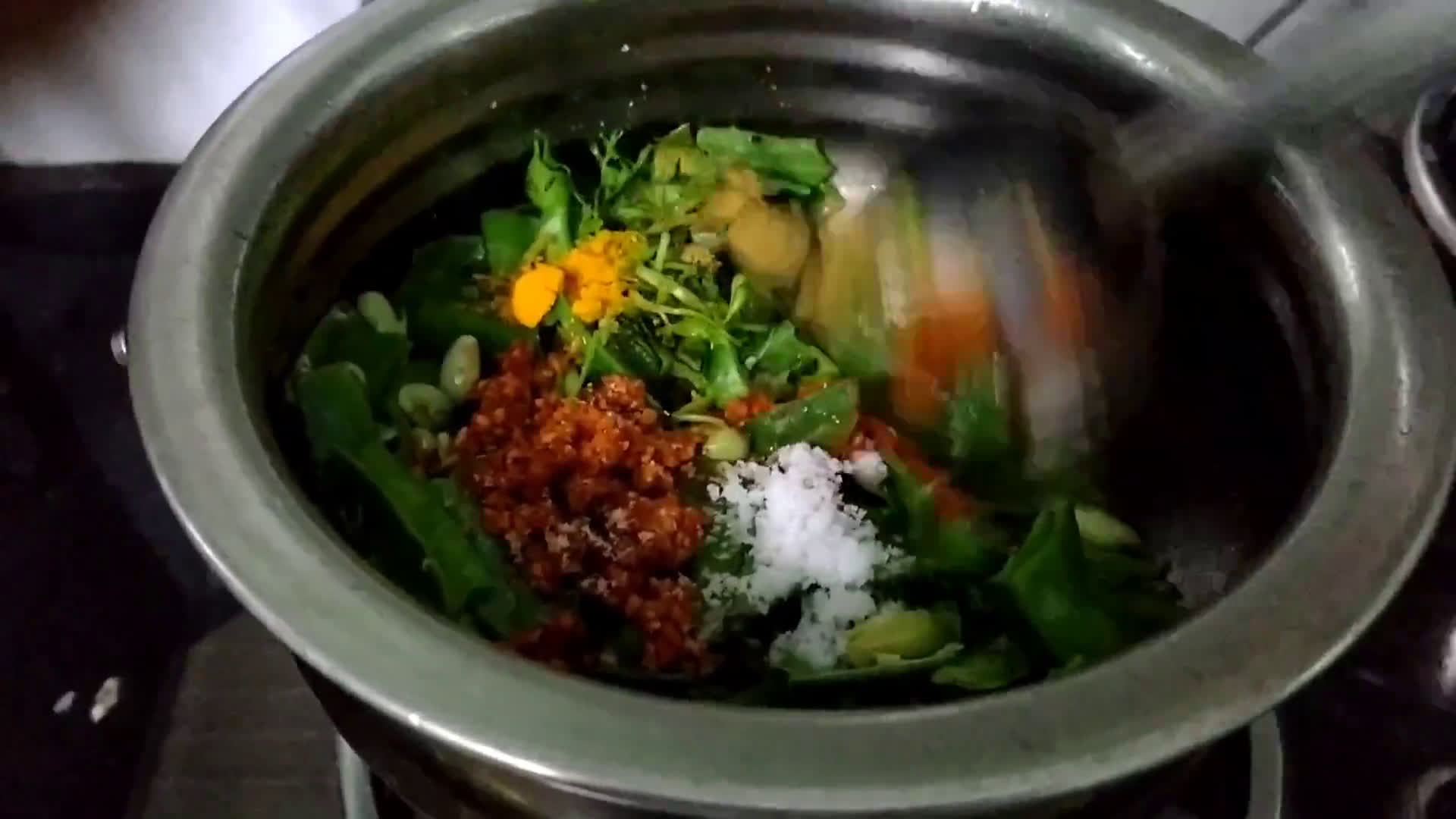 दत्त गुरुंजीची प्रिय घेवडा भाजी (ghevda bhaji recipe in marathi) रेसिपी स्टेप 2 फोटो 