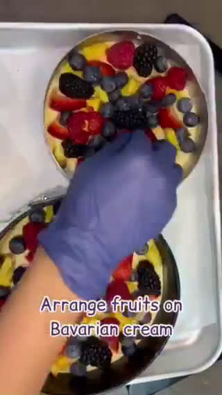 A picture of step 19 of Bavarian cream cake with fruits.