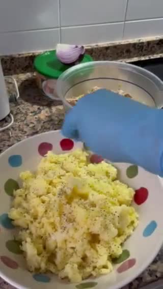 Foto del paso 4 de la receta: Donut salado 🫒 🥔 🧅 🍀