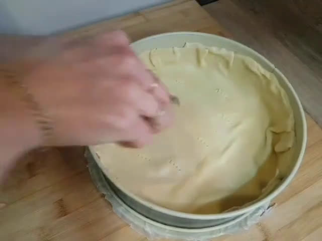 Une image de l'étape 4 de RECETTE DE BASE de quiche lorraine maison simple et délicieuse.