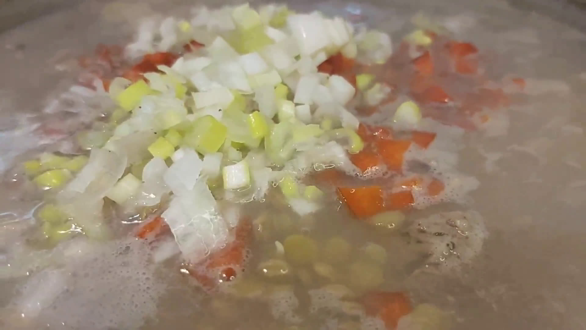 Foto del paso 4 de la receta: Sopa de lentejas con carne y cábano