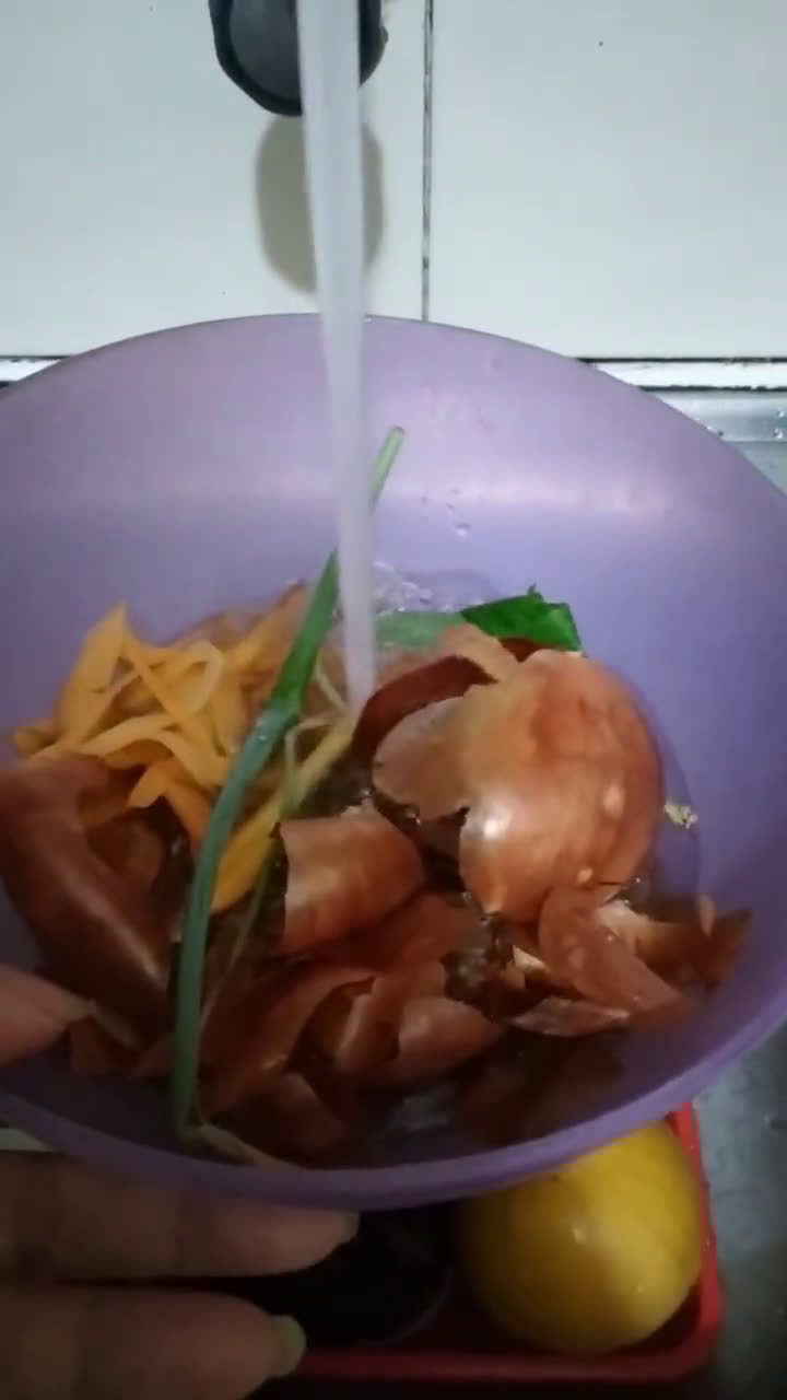 Foto langkah ke 1 dari resep Kaldu sisa sayuran.