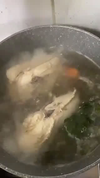 Foto del paso 3 de la receta: Consomé de Pollo