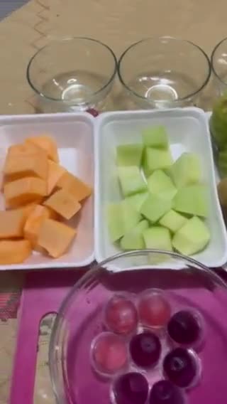 Foto langkah ke 1 dari resep Sup buah melon jelly kuah susu.