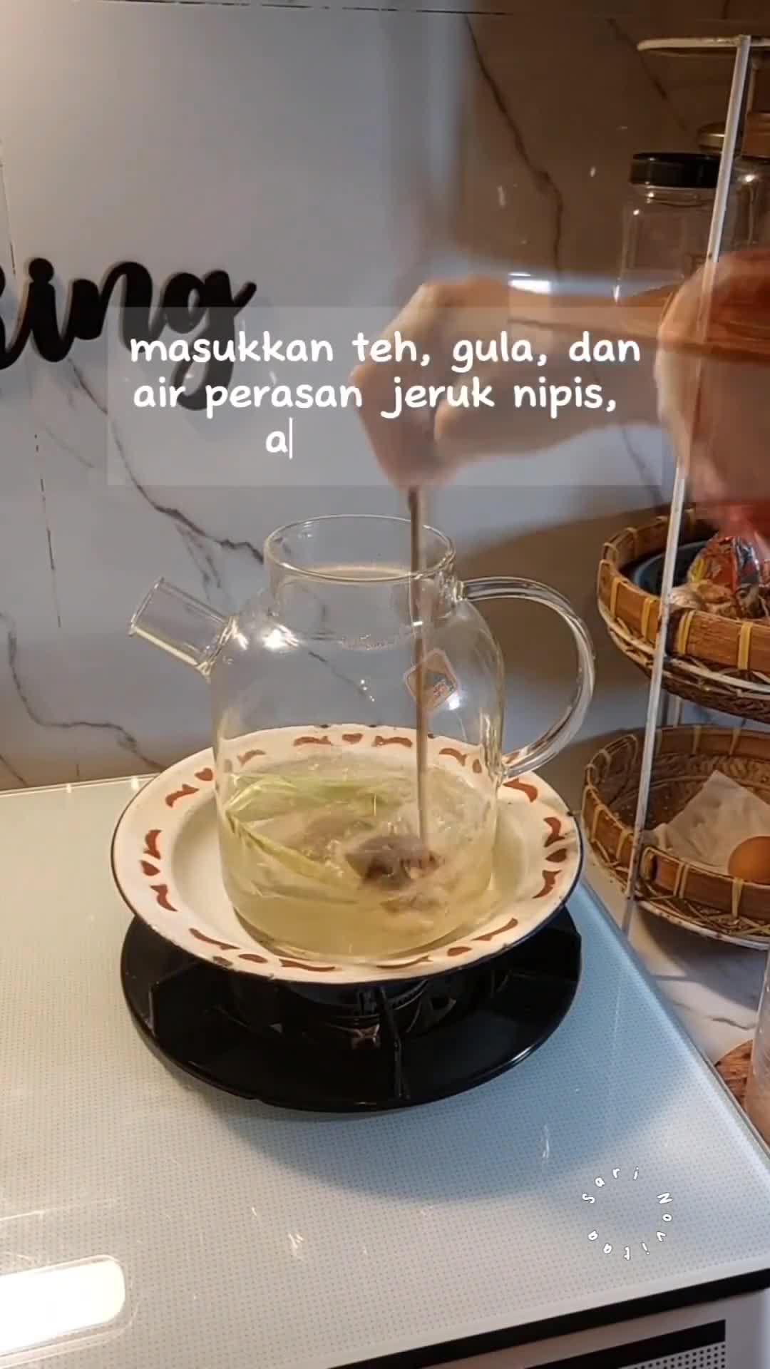 Foto langkah ke 3 dari resep Es Teh Jeruk Nipis Sereh.