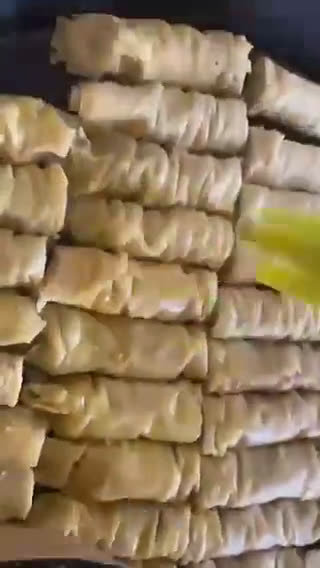 عکس مرحله 2 از دستور باقلوا رولی با خمیر آماده‌ی مخصوص باقلوا