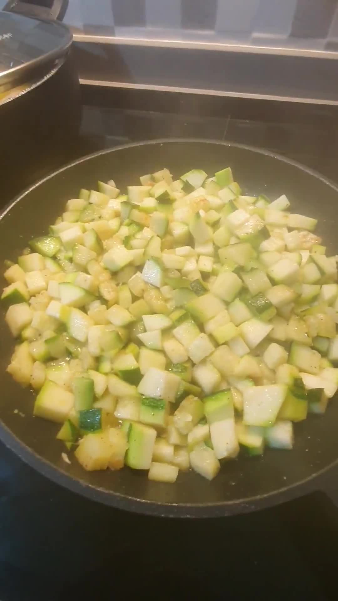 Foto del paso 3 de la receta: Lomo de cerdo con vegetales en salsa suave de vino y cúrcuma