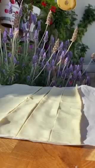 Foto del paso 2 de la receta: Rosas de hojaldre
