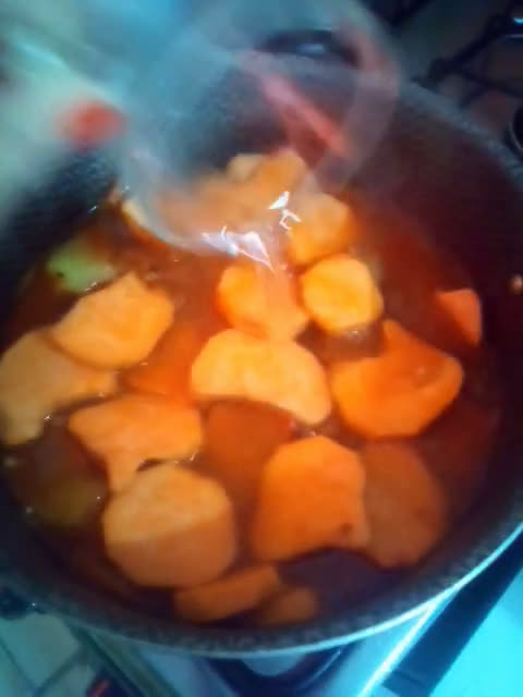 Foto del paso 4 de la receta: Bifes de bondiola (cerdo) con verduras y mucho sazón