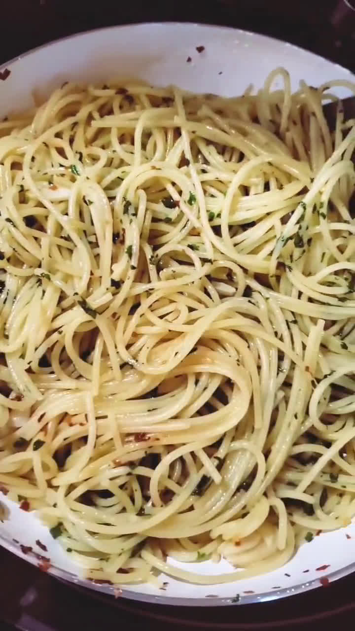 A picture of step 5 of Spaghetti Aglio e Olio.