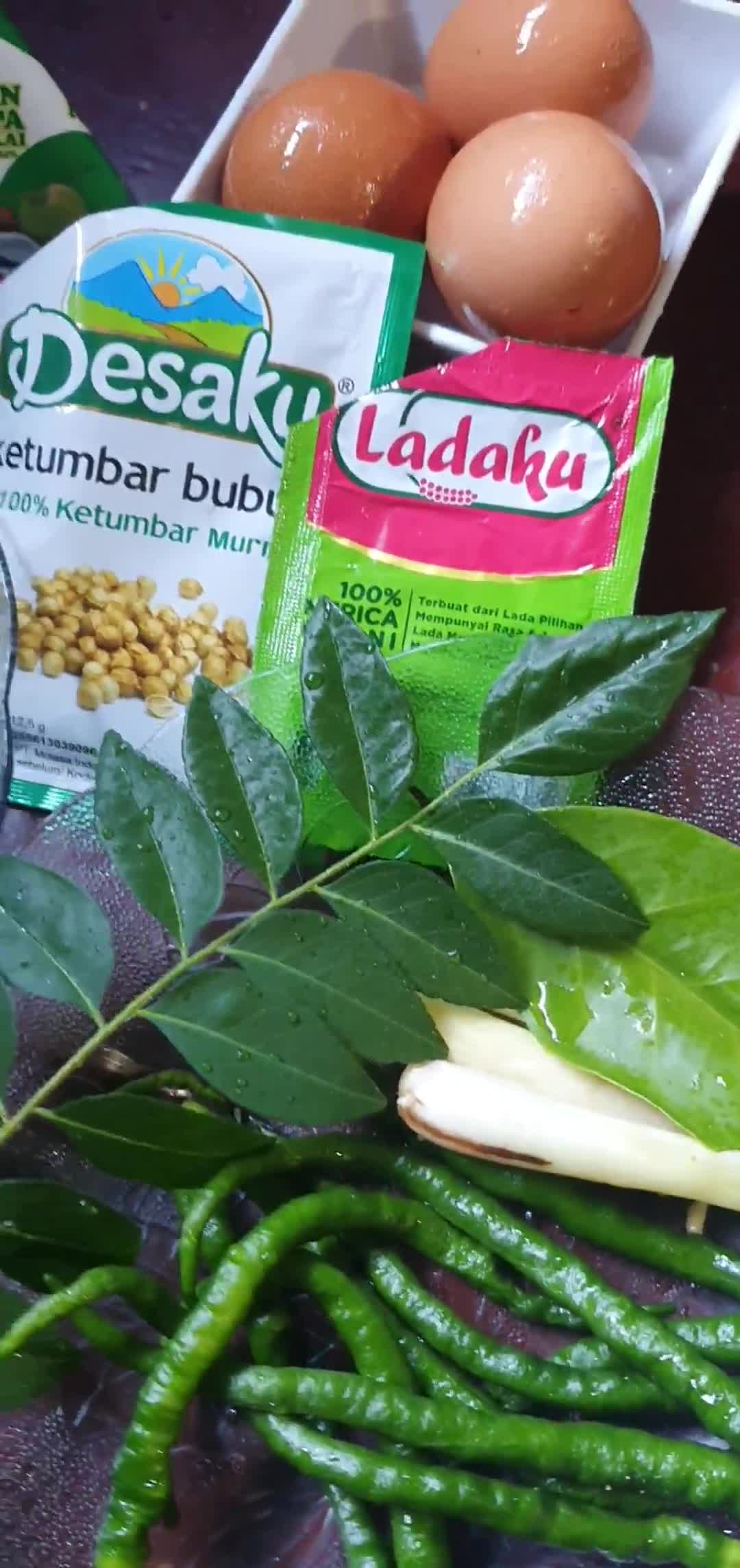 Foto langkah ke 1 dari resep Boh Manok Teupeuleumak (Telor masak lemak).