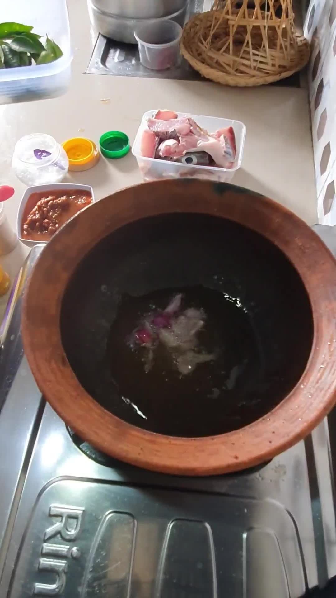 Foto langkah ke 2 dari resep Tumis Kepala Ikan.