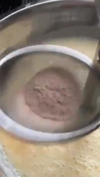 Foto del paso 6 de la receta: Tarta de queso quemada, con crumble de galletas, miel y chía