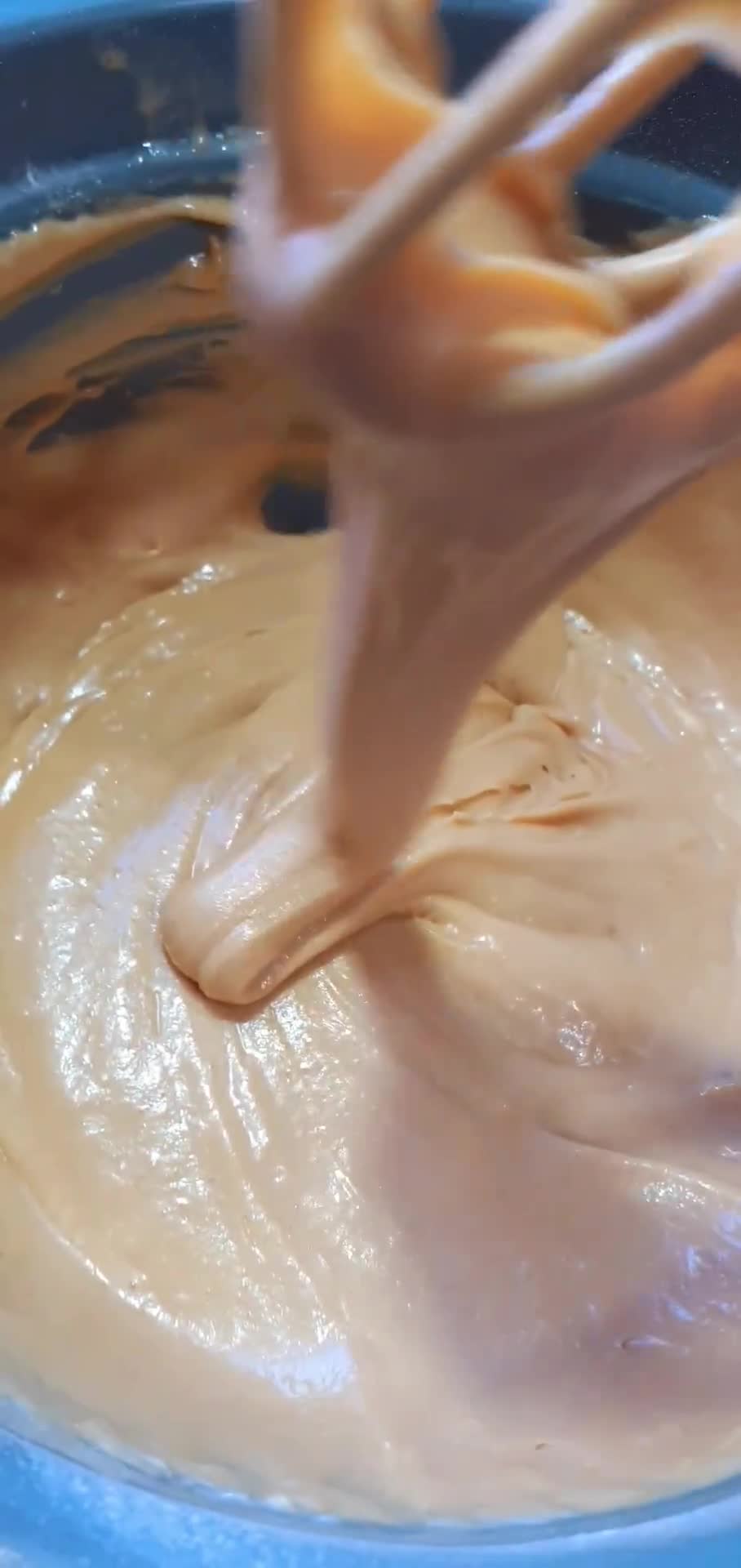 Foto del paso 2 de la receta: Bizcochuelo de dulce de leche🥳