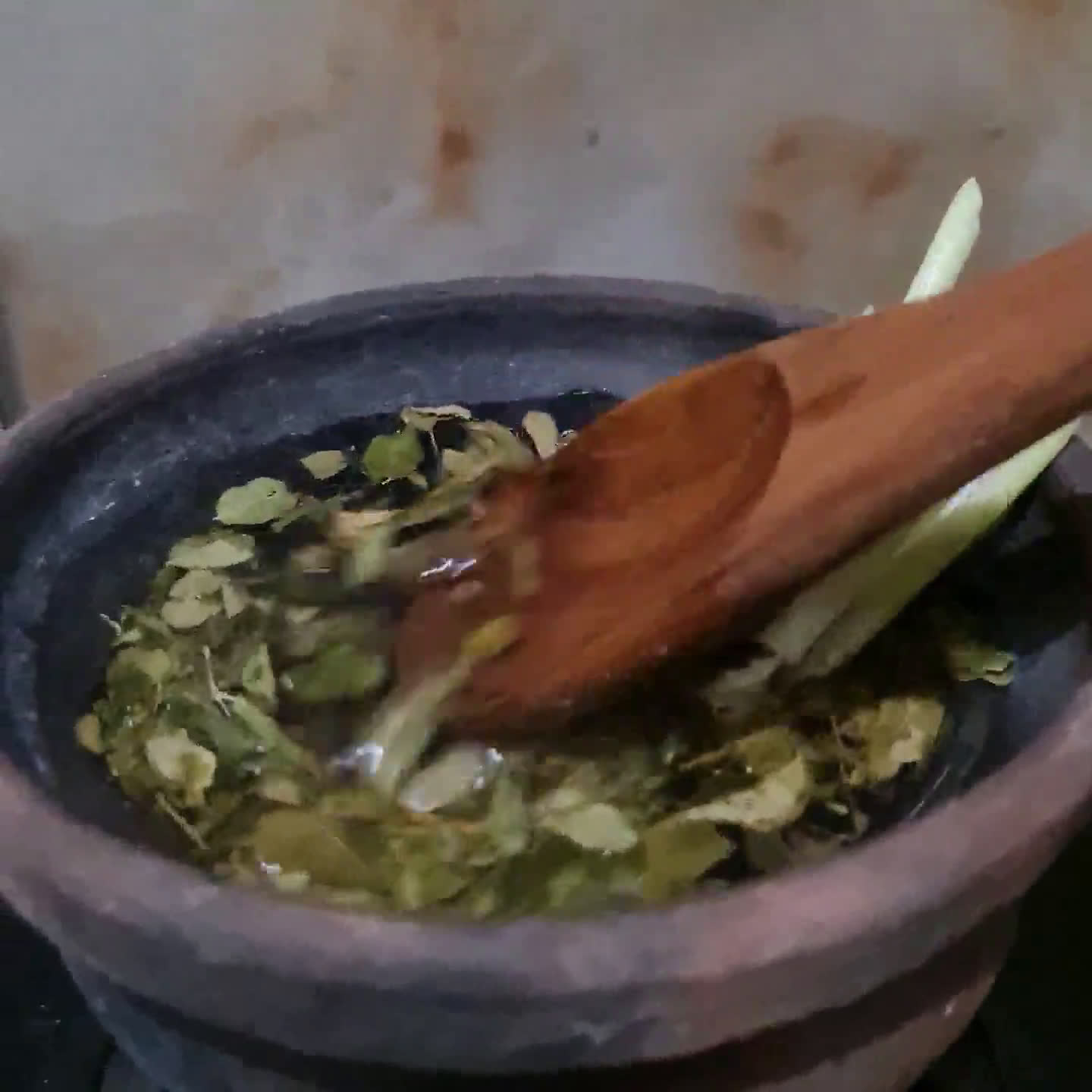 Foto langkah ke 2 dari resep Teh Sereh Daun Kelor dan Kayu Manis.