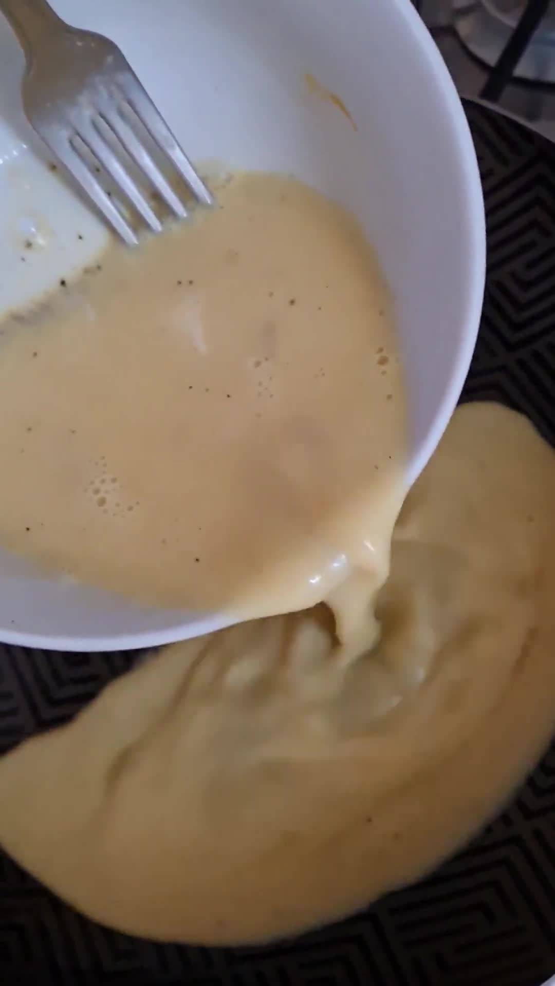 Foto del paso 2 de la receta: Omelette de rúcula y queso 🧀 Tortilla francesa de queso y rúcula 🌱