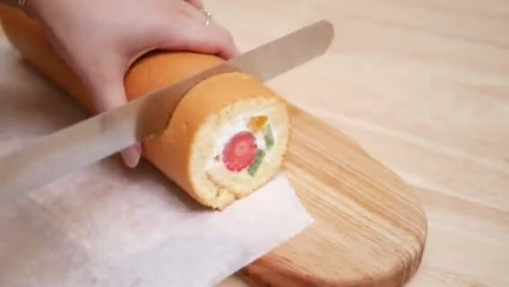 Foto langkah ke 8 dari resep Japanese Fruit Roll Cake / Bolu Gulung Isi Buah.