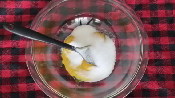 Hình bước làm 1 của món Creme Brulee (serve with raspberries and fig)
