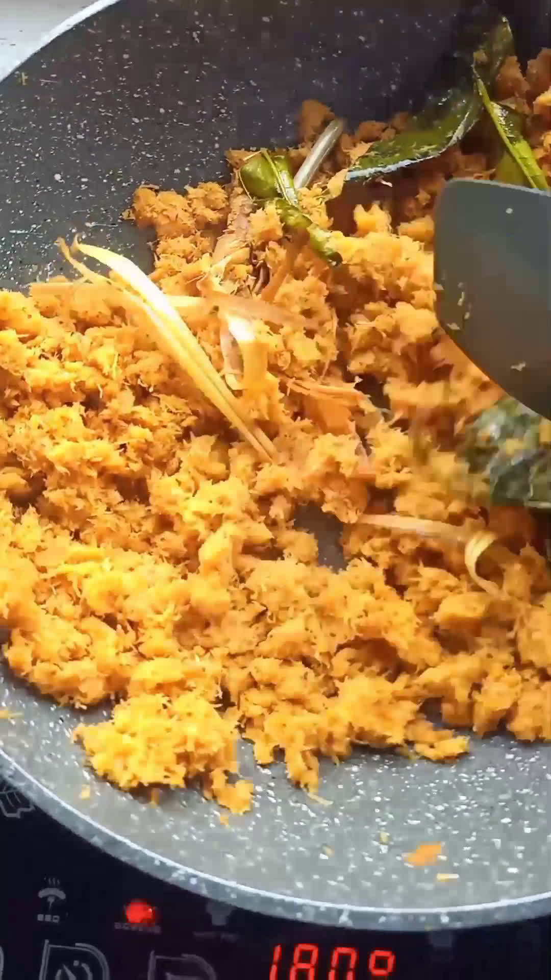 Foto langkah ke 2 dari resep Serundeng Kelapa Gurih.
