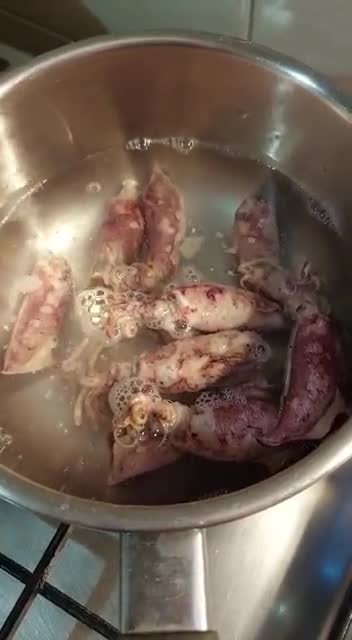 Foto langkah ke 1 dari resep Cumi Asin, Cabe & Tomat Ijo.