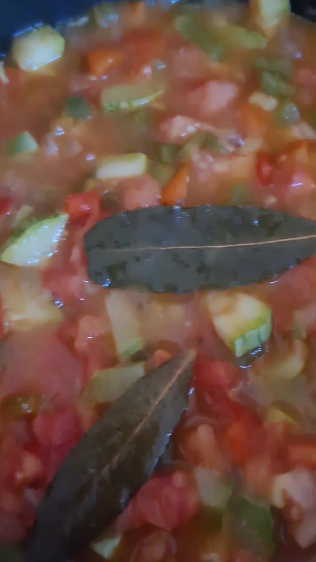 Foto del paso 2 de la receta: 🇪🇸 Pisto manchego 🥘 con huevos 🍳 morrón rojo y verde 🫑