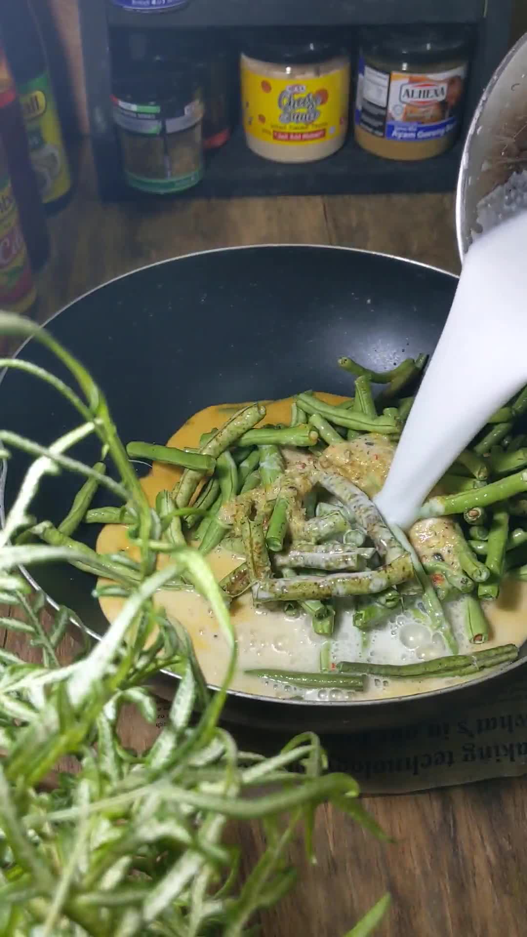 Gambar langkah 2 resipi Masak Lemak Cili Api kacang Panjang + enoki.