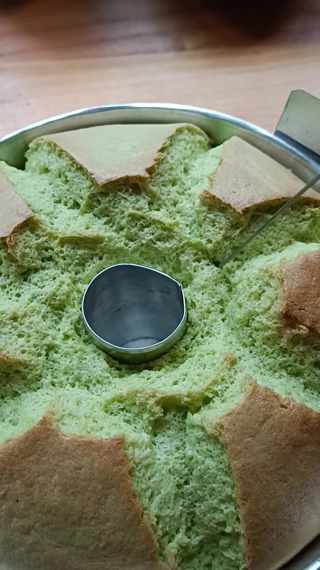 Foto langkah ke 6 dari resep Chiffon Cake Pandan.